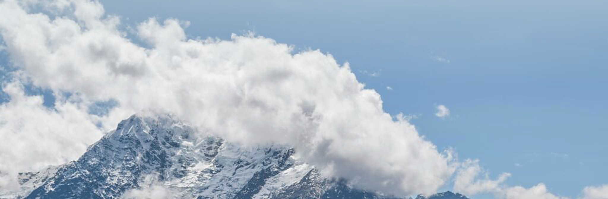 Waqay Willka (La Ver&oacute;nica) — a snow-capped Andean peak under drifting cloud